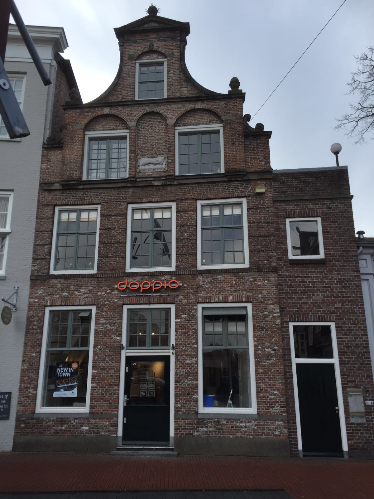 De succesvolle espressobarketen Doppio Espresso heeft in het bourgondische Den Bosch  aan de Visstraat haar 28e vestiging geopend. Bron: FranchiseFormules.NL