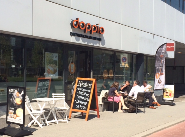 Doppio Espresso Rotterdam Kruisplein nodigt iedereen van harte uit om donderdag 12 juni het 1-jarig bestaan te vieren onder het genot van een gratis cappuccino aan Kruisplein 25 in Rotterdam. Bron: FranchiseFormules.NL