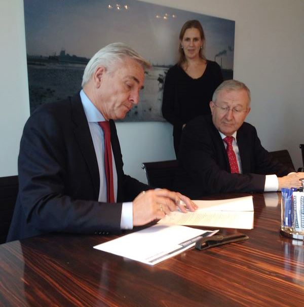 Harry Bruijniks (CEO Euretco, links) Henk Castelijns (interim-directeur DGN Retail) ondertekenen het overname contract. Bron: FranchiseFormules.NL 