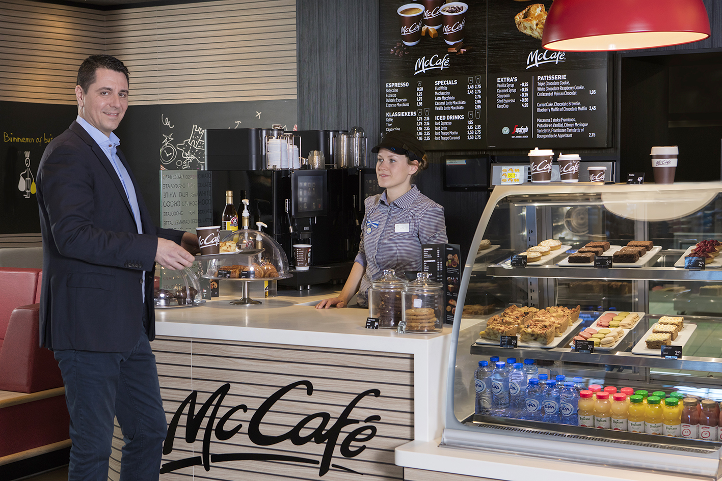 De eerste resultaten van de nieuwe Salad Bar en het McCafeÌ in het restaurant in Hoorn zijn positief, aldus Manu Steijaert, algemeen directeur McDonald’s Nederland. Bron: FranchiseFormules.NL