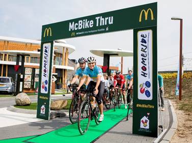 McDonald’s restaurant Breukelen opende voor één keer, samen met oud-wielrenster Leontien van Moorsel, een McBike Thru voor fietsende gasten. Bron: FranchiseFormules.NL
