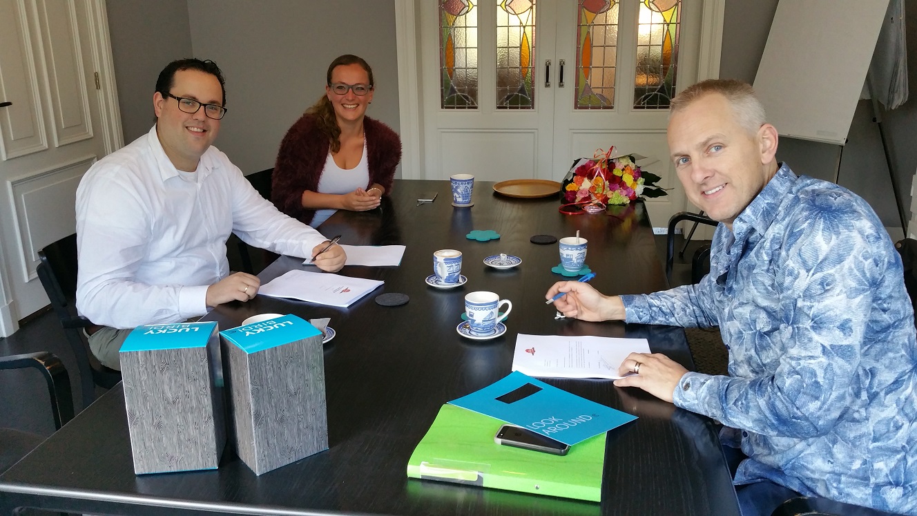 Arjen Verburg (l.) en Tom van Kimmenaede (r.) ondertekenen de franchiseovereenkomst van Budget Broodjes. Bron: FranchiseFormules.NL