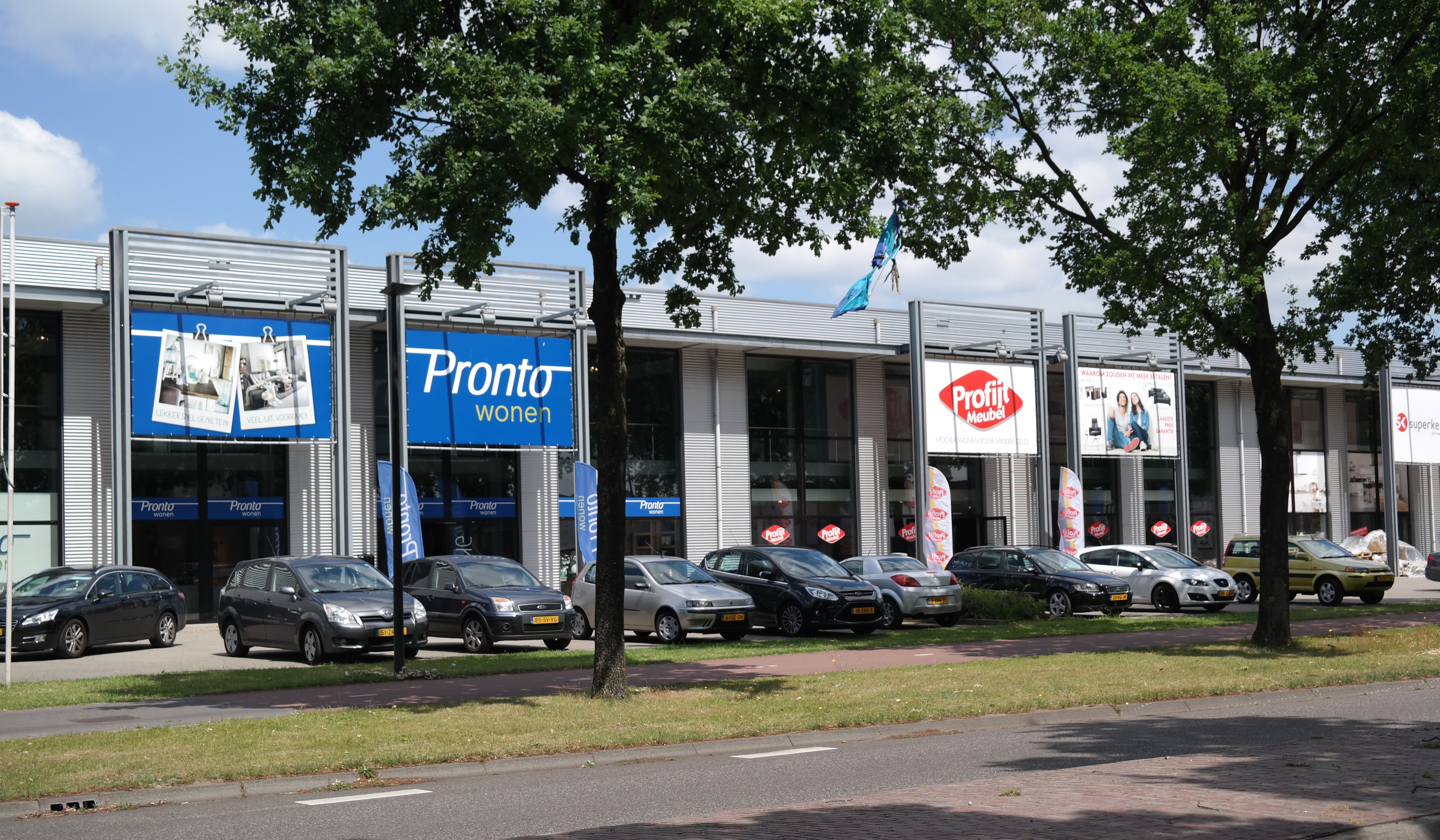 Onlangs zijn op de Woonboulevard Helmond de 30ste vestiging van Pronto Wonen en de 29ste vestiging van Profijt Meubel geopend. Bron: FranchiseFormules.NL