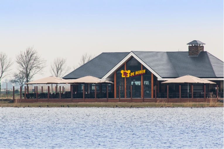 Afgelopen maandagavond opende De Beren Eetcafe's hun 25e vestiging op een prachtige locatie in Zoetermeer, in recreatiegebied Noord-Aa. Bron: FranchiseFormules.NL