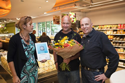 Felicitaties van voorzitter a.i. Suzanne van der Pijll van Stichting EKO-keurmerk voor GooodyFooods Almere. Foto: Kobalt Fotografie