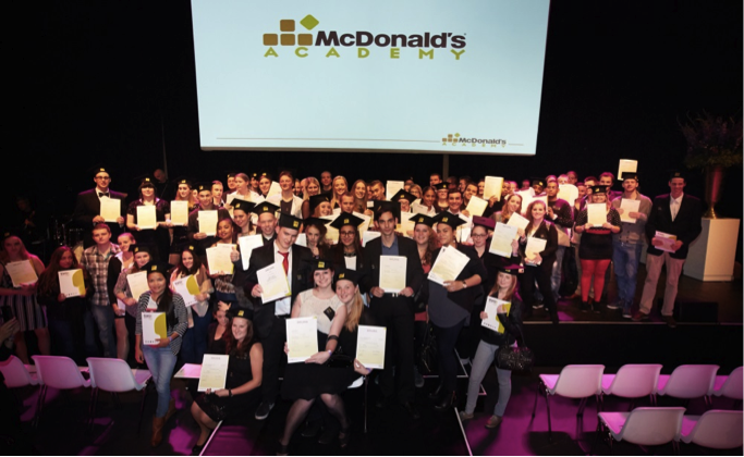 McDonald’s medewerkers ontvangen hun mbo-diploma. Bron: FranchiseFormules.NL