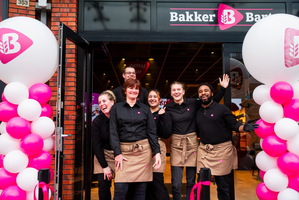 Foto: Franchisenemer Marijke Doelman en haar team van de vernieuwde Bakker Bart Alkmaar